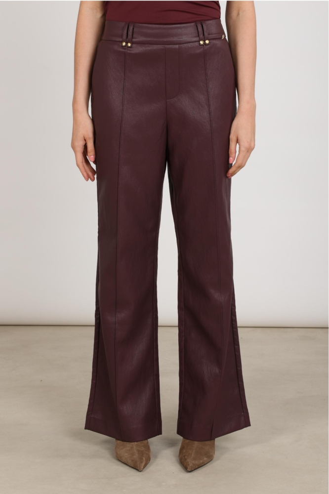 Nukus bordeaux dames broek | Model vooraanzicht