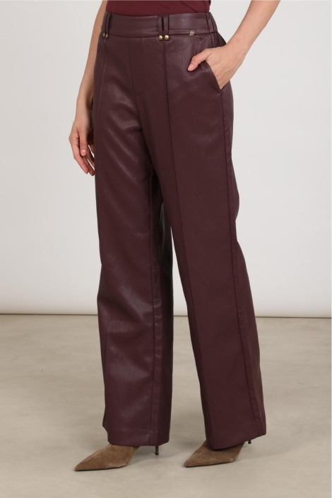 Nukus bordeaux dames broek | Model zijaanzicht