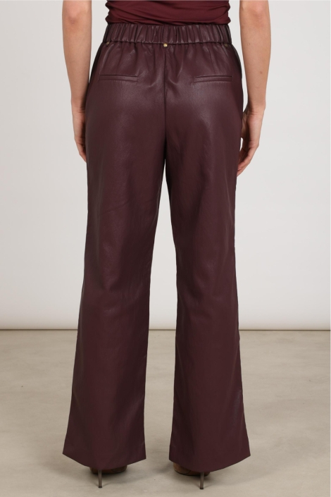Nukus bordeaux dames broek | Model achteraanzicht