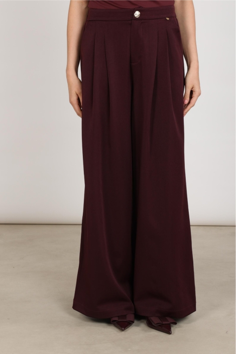 Nukus bordeaux dames broek | Model vooraanzicht