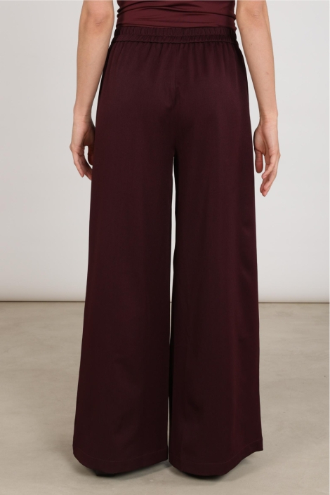 Nukus bordeaux dames broek | Model achteraanzicht