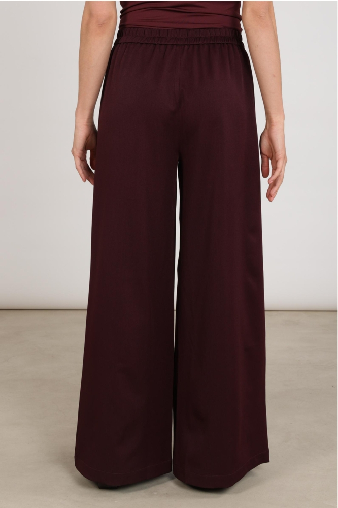 Nukus bordeaux dames broek | Model achteraanzicht