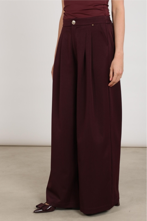 Nukus bordeaux dames broek | Model zijaanzicht