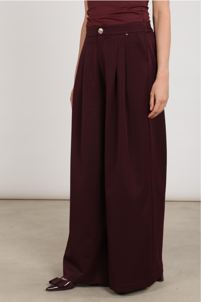 Nukus bordeaux dames broek | Model zijaanzicht