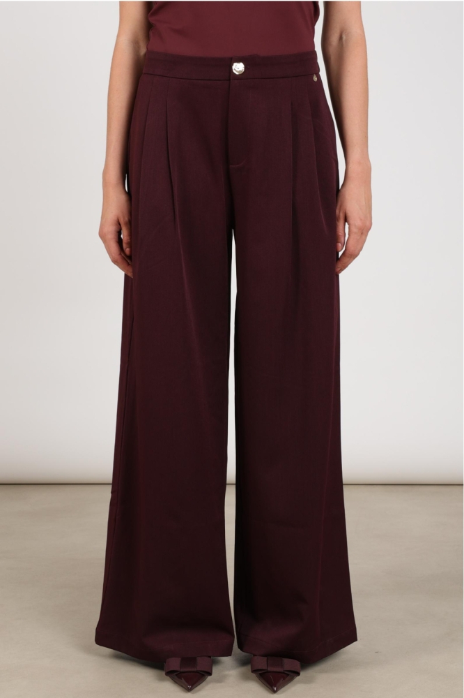 Nukus bordeaux dames broek | Model vooraanzicht