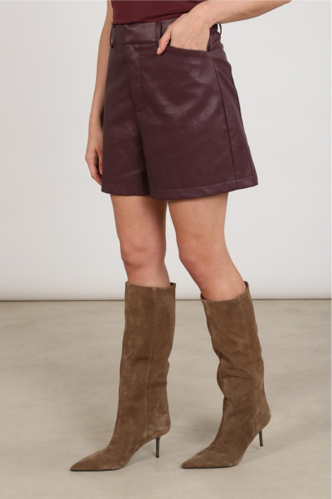 Nukus bordeaux dames korte broek | Model zijaanzicht