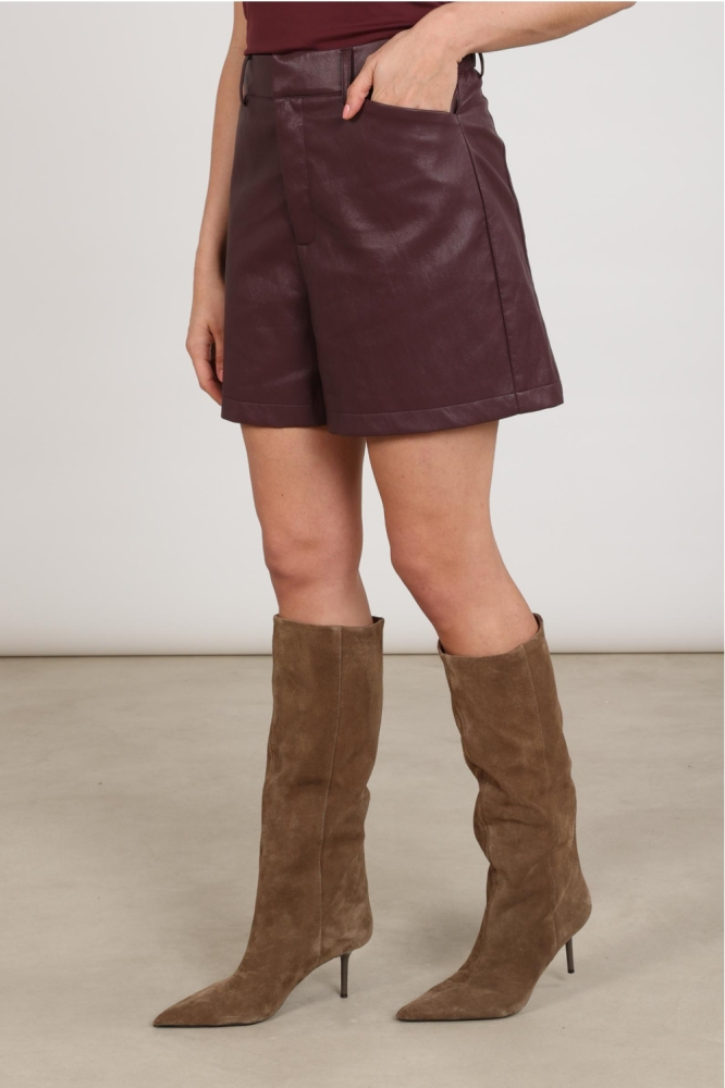Nukus bordeaux dames korte broek | Model zijaanzicht