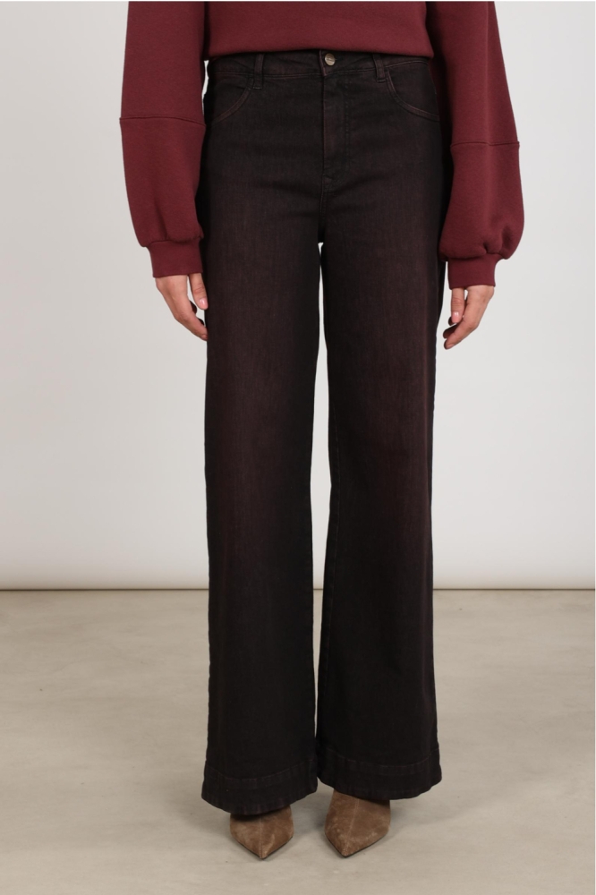 Nukus bordeaux dames jeans | Model vooraanzicht