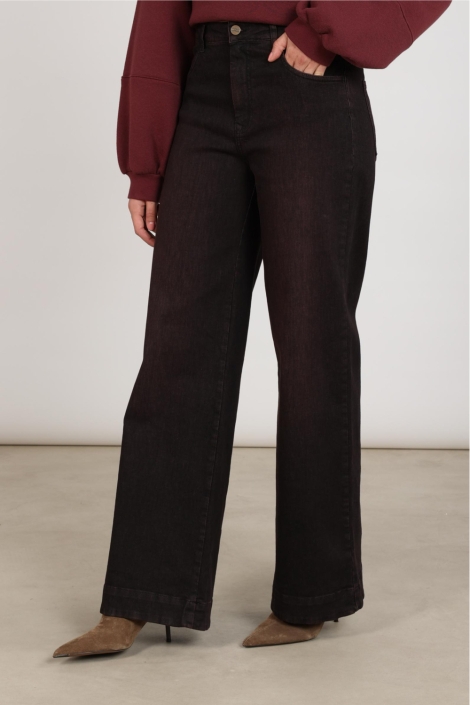 Nukus bordeaux dames jeans | Model zijaanzicht