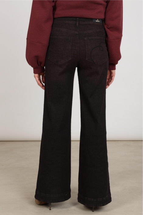 Nukus bordeaux dames jeans | Model achteraanzicht