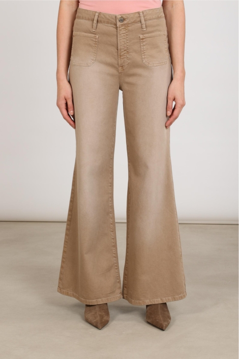 Nukus camel dames broek | Model achteraanzicht
