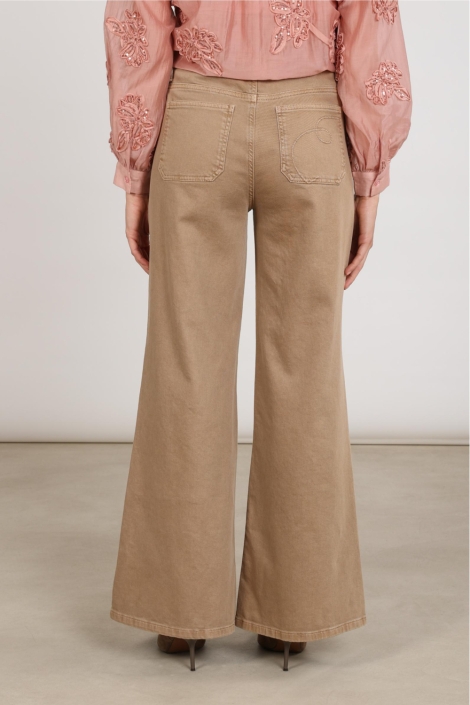 Nukus camel dames broek | Model achteraanzicht