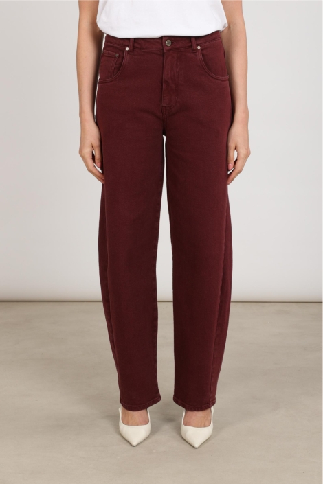 Nukus bordeaux dames jeans | Model vooraanzicht