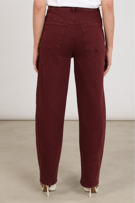 Nukus bordeaux dames jeans | Model achteraanzicht