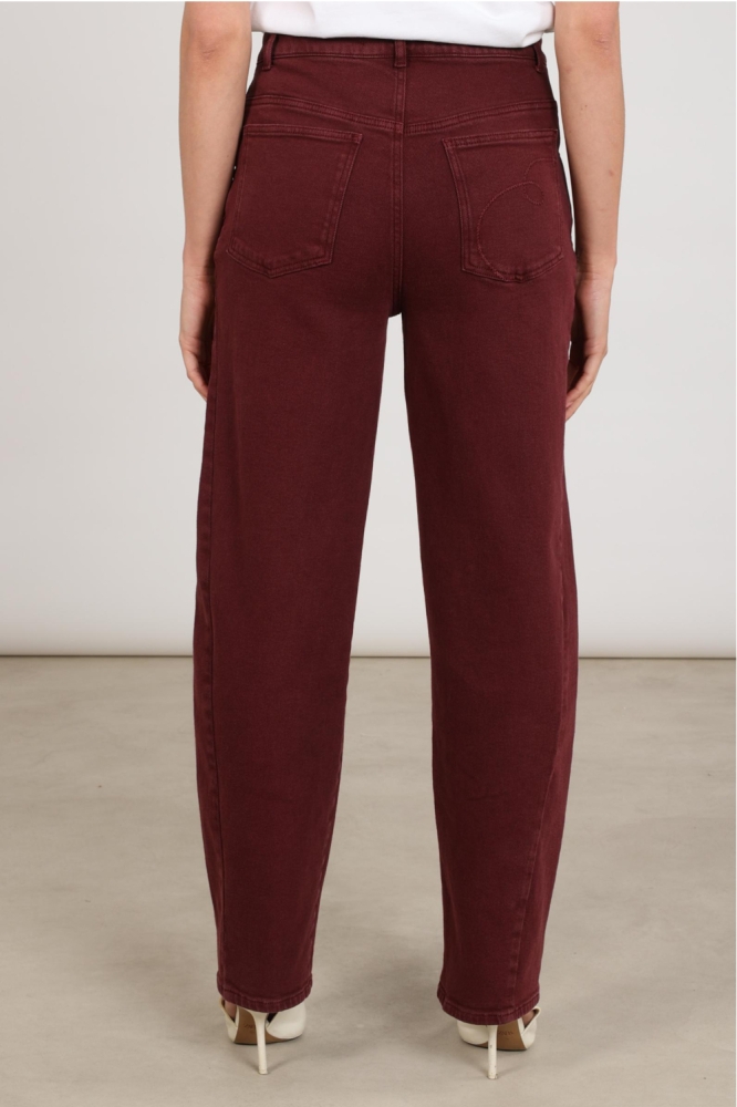 Nukus bordeaux dames jeans | Model achteraanzicht