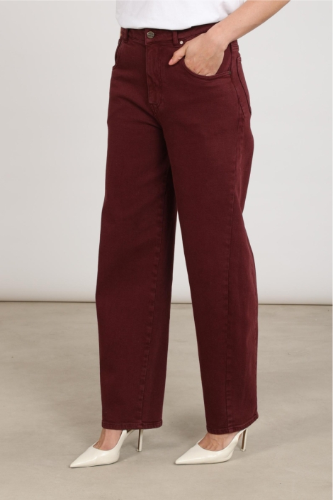 Nukus bordeaux dames jeans | Model zijaanzicht