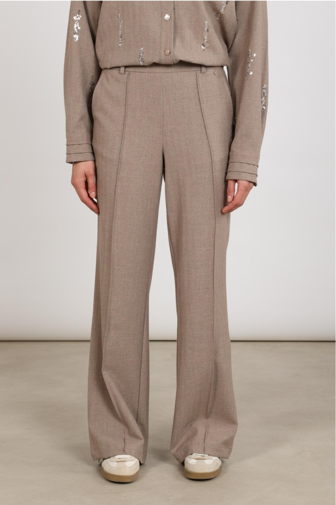 Nukus taupe dames broek | Model vooraanzicht