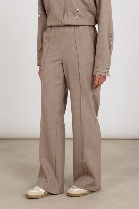 Nukus taupe dames broek | Model vooraanzicht