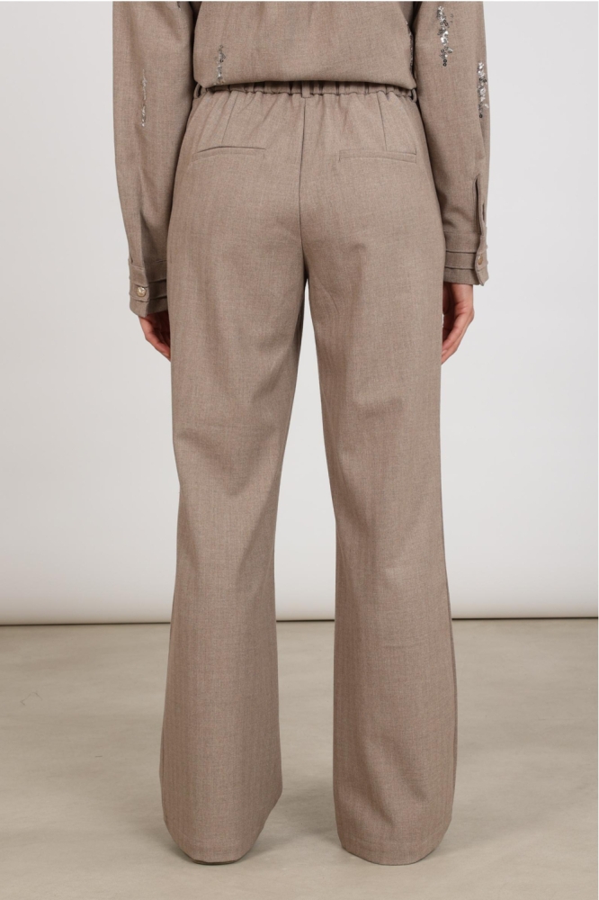 Nukus taupe dames broek | Model achteraanzicht