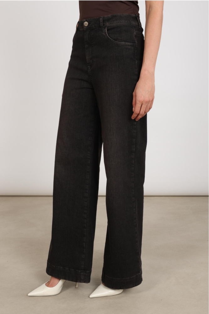Nukus bruine dames broek | Model zijaanzicht
