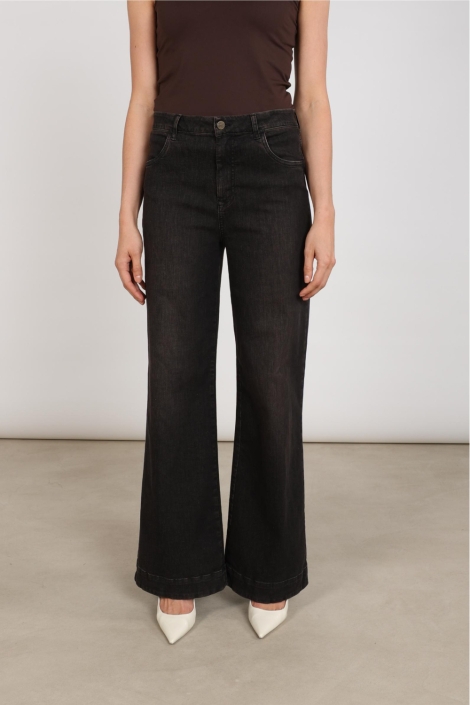 Nukus bruine dames broek | Model vooraanzicht