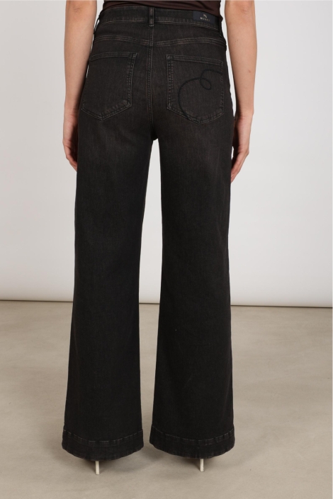 Nukus bruine dames broek | Model achteraanzicht