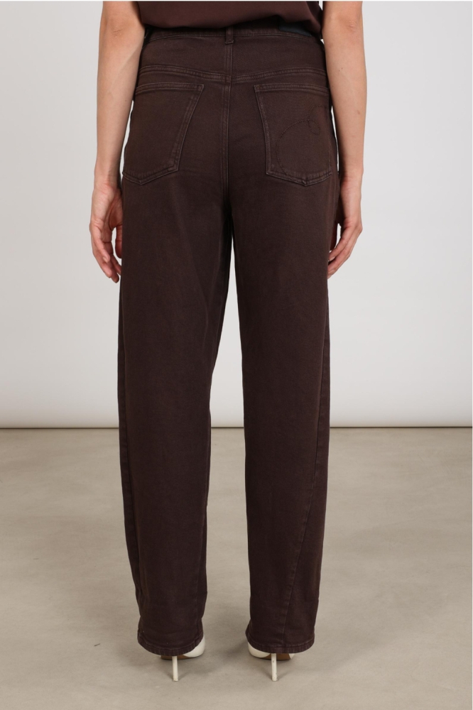 Nukus bruine dames jeans | Model achteraanzicht