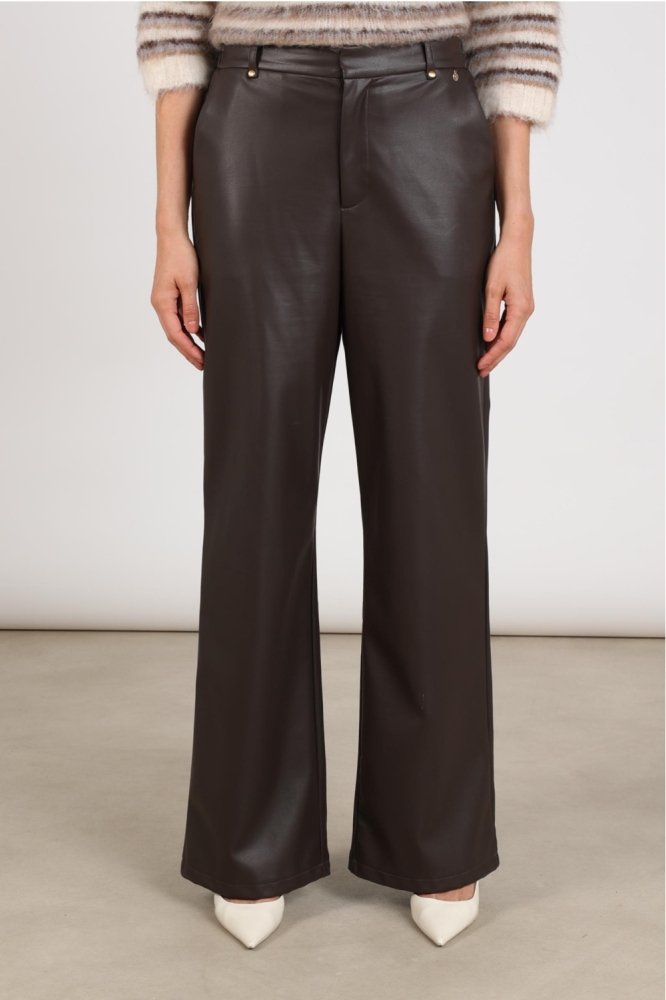 Nukus bruine dames broek | Model vooraanzicht