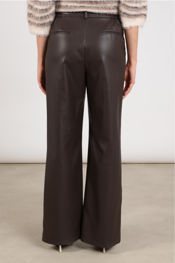 Nukus bruine dames broek | Model achteraanzicht
