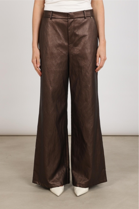 Nukus bruine dames broek | Model vooraanzicht