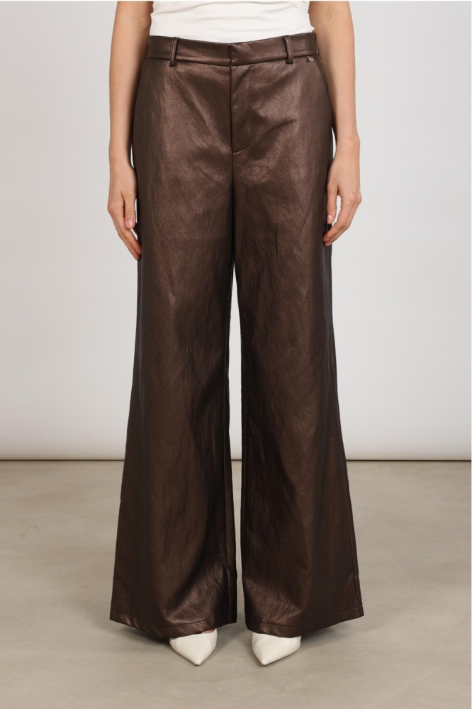 Nukus bruine dames broek | Model vooraanzicht