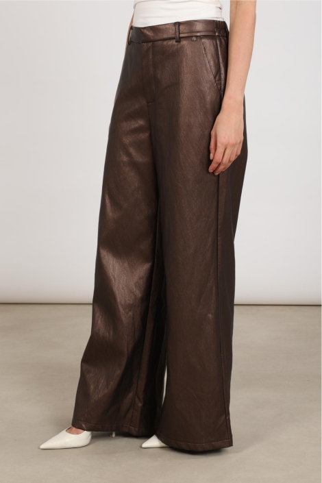 Nukus bruine dames broek | Model zijaanzicht