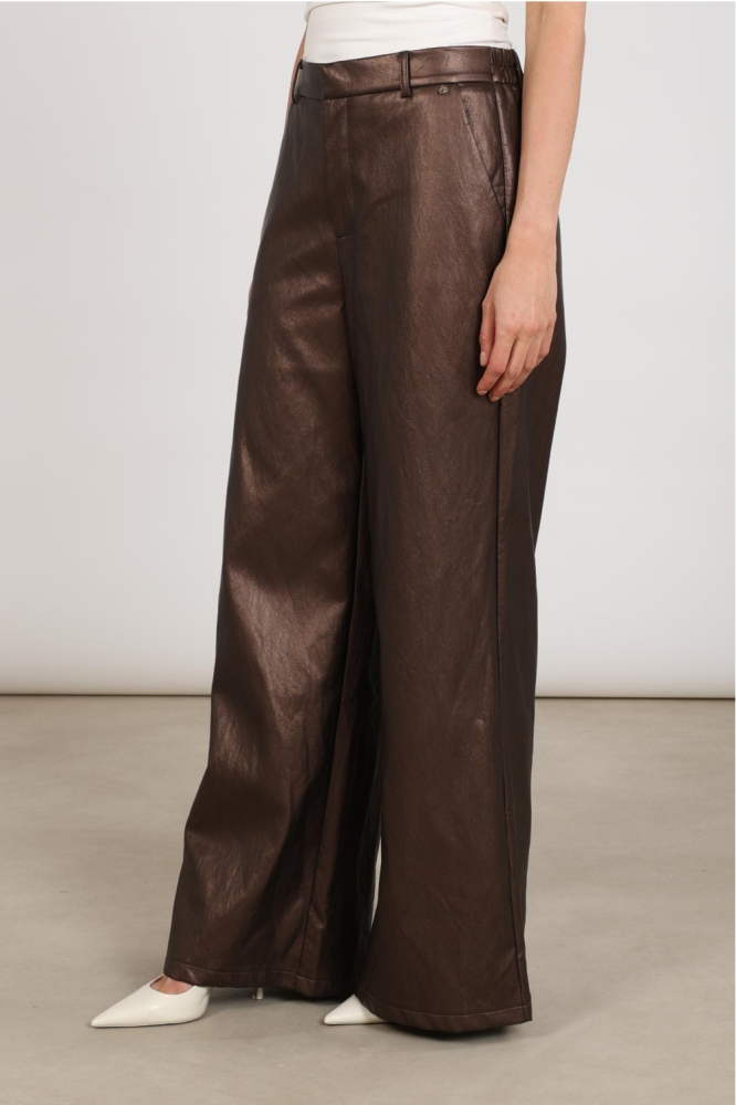 Nukus bruine dames broek | Model zijaanzicht