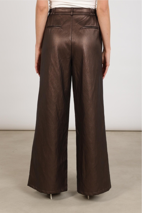 Nukus bruine dames broek | Model achteraanzicht