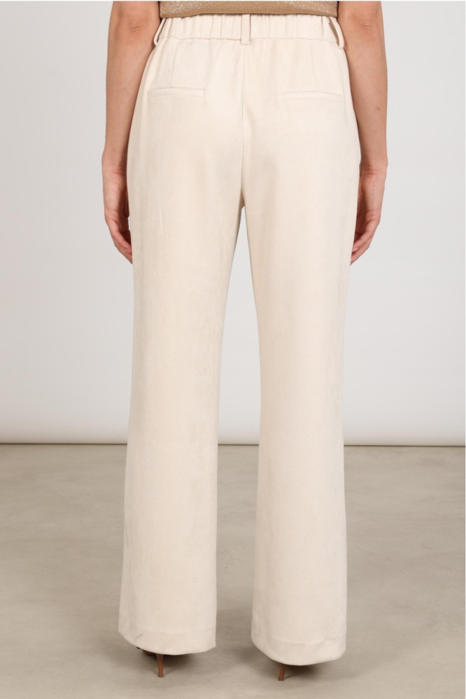Nukus beige dames broek | Model achteraanzicht