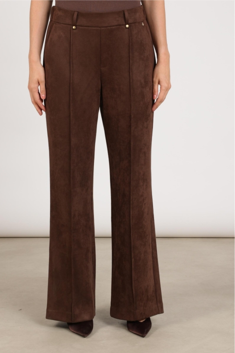 Nukus bruine dames broek | Model vooraanzicht