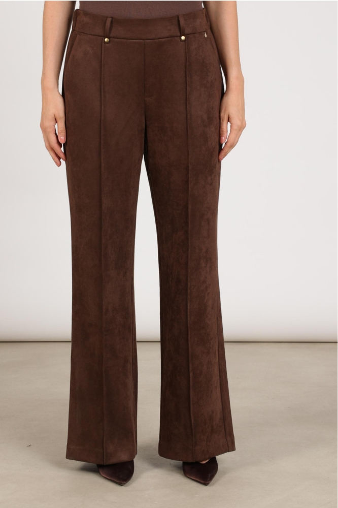 Nukus bruine dames broek | Model vooraanzicht
