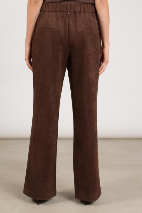 Nukus bruine dames broek | Model achteraanzicht