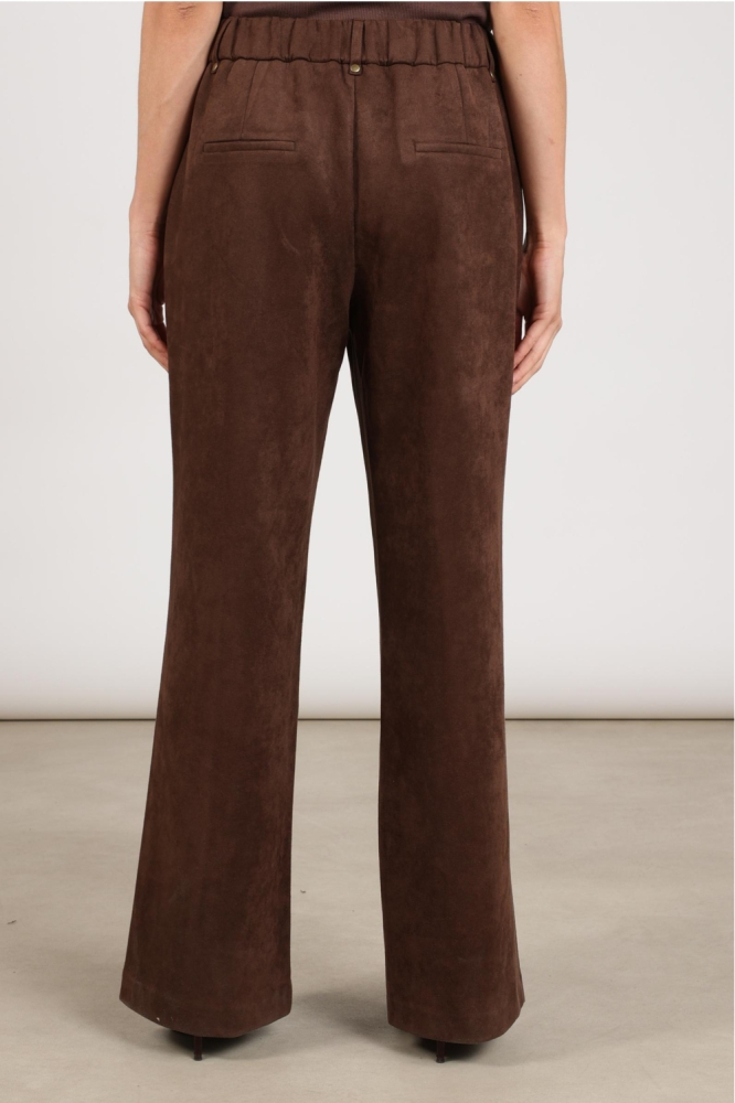 Nukus bruine dames broek | Model achteraanzicht
