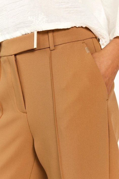 Aaiko camel dames broek | Close up
