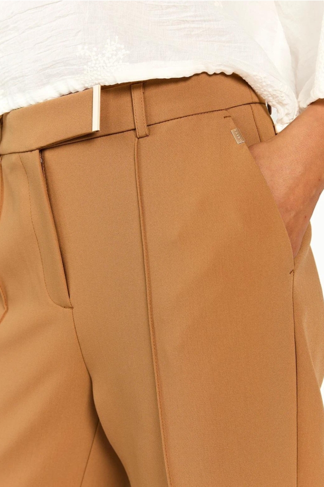 Aaiko camel dames broek | Close up