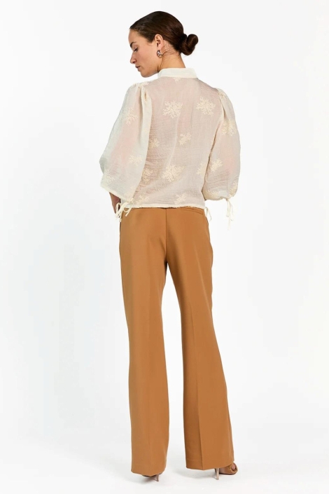 Aaiko camel dames broek | Model achteraanzicht