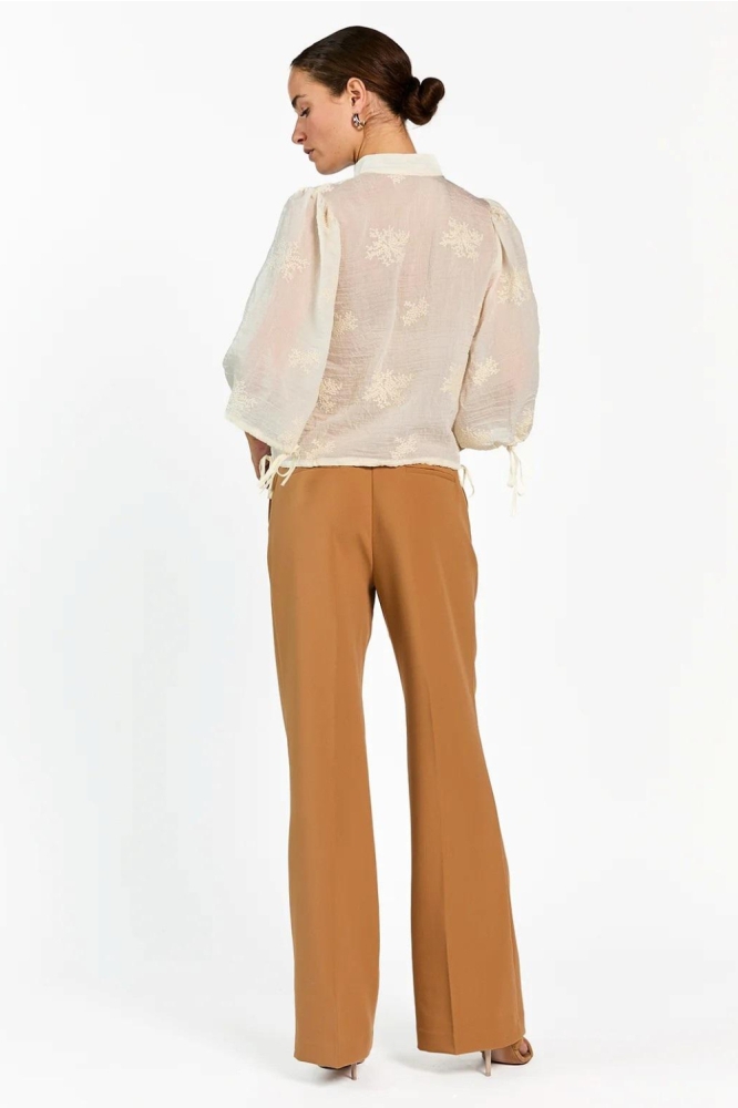 Aaiko camel dames broek | Model achteraanzicht