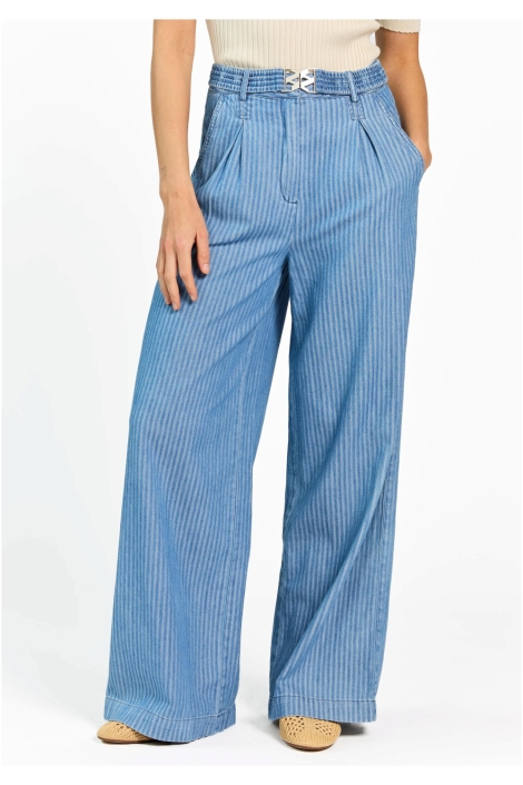 Aaiko blauwe dames broek | Model vooraanzicht