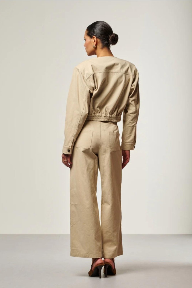 Aaiko beige dames broek | Model achteraanzicht