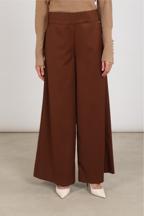 Nukus camel dames broek | Model vooraanzicht