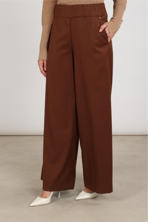 Nukus camel dames broek | Model zijaanzicht