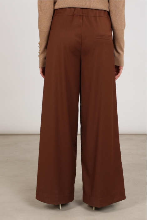 Nukus camel dames broek | Model achteraanzicht