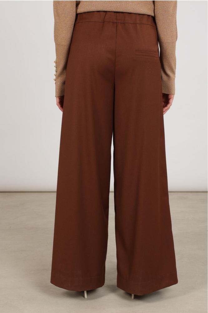 Nukus camel dames broek | Model achteraanzicht
