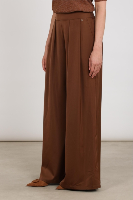 Nukus camel dames broek | Model zijaanzicht
